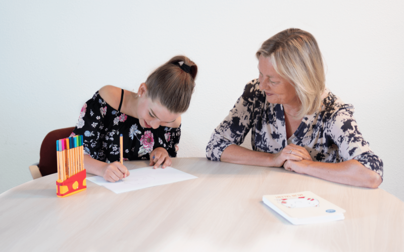 Monique Tervoort in gesprek met leerling