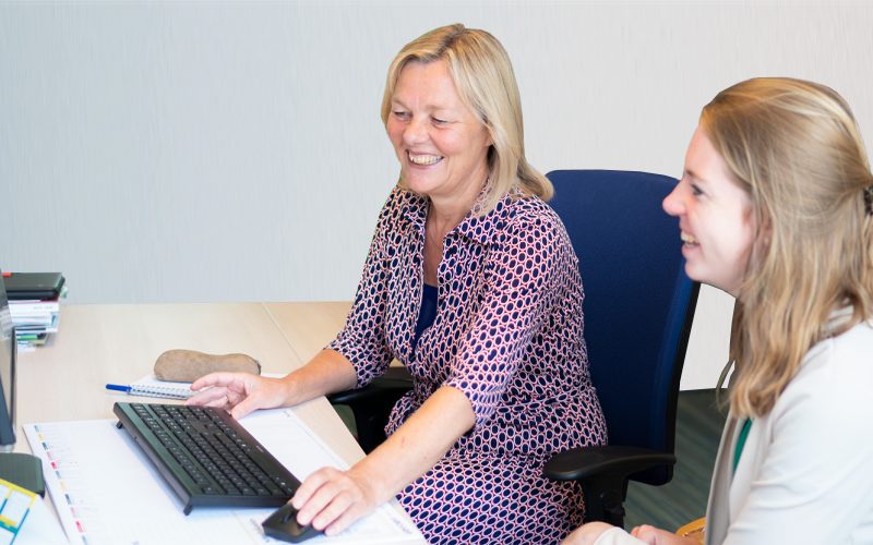 Monique Tervoort (interim intern begeleider) in gesprek met leerkracht